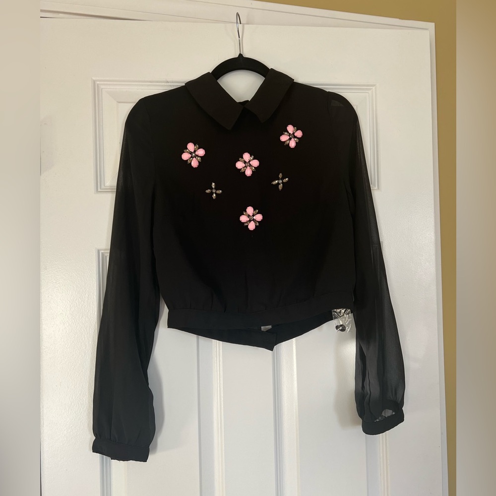 🌟NWT🌟 TOBI collared embellished open back blouse🖤